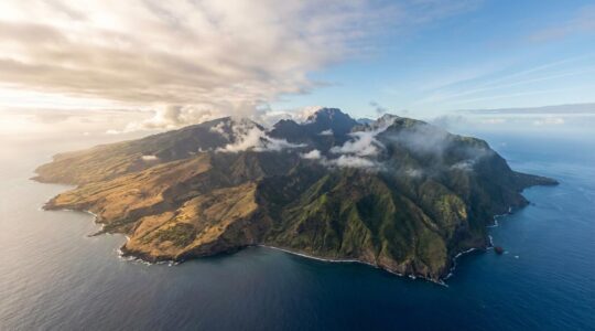 Vue d'ensemble d'une carte météorologique de La Réunion avec symboles et microclimats